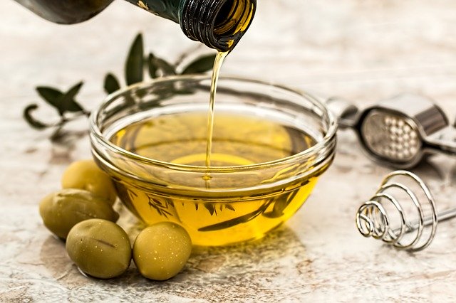 This image has an empty alt attribute; its file name is olive-oil-968657_640.jpg
